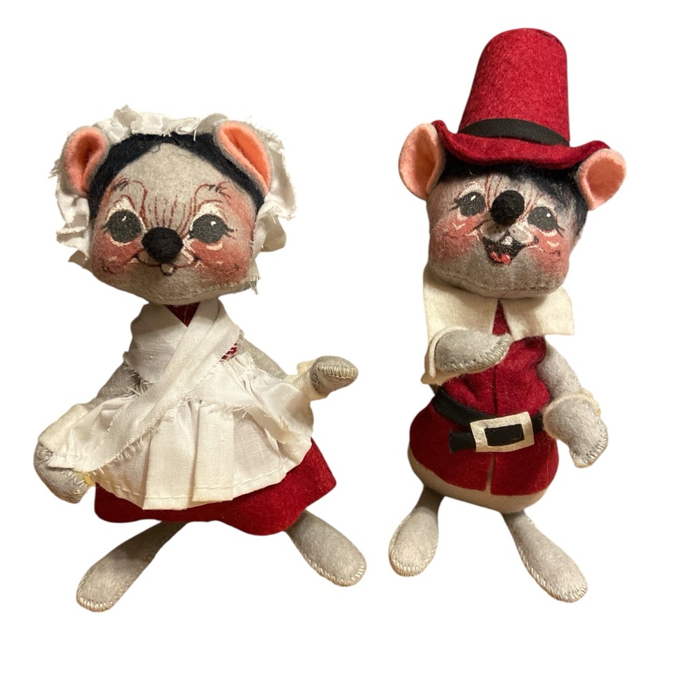 Vintage Annalee Mouse Couple Figurines in pilgrim outfits